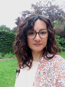 photo de moi, maryline serrano thérapeute et doula brune cheveux mi longs et ondulés